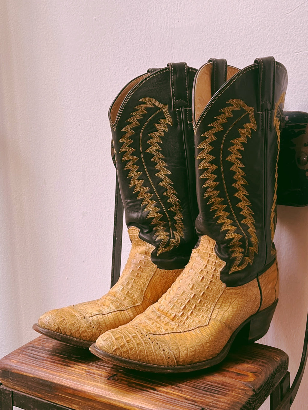 Vintage Custom-Made Alligator Cowboy Boots | Size 11D